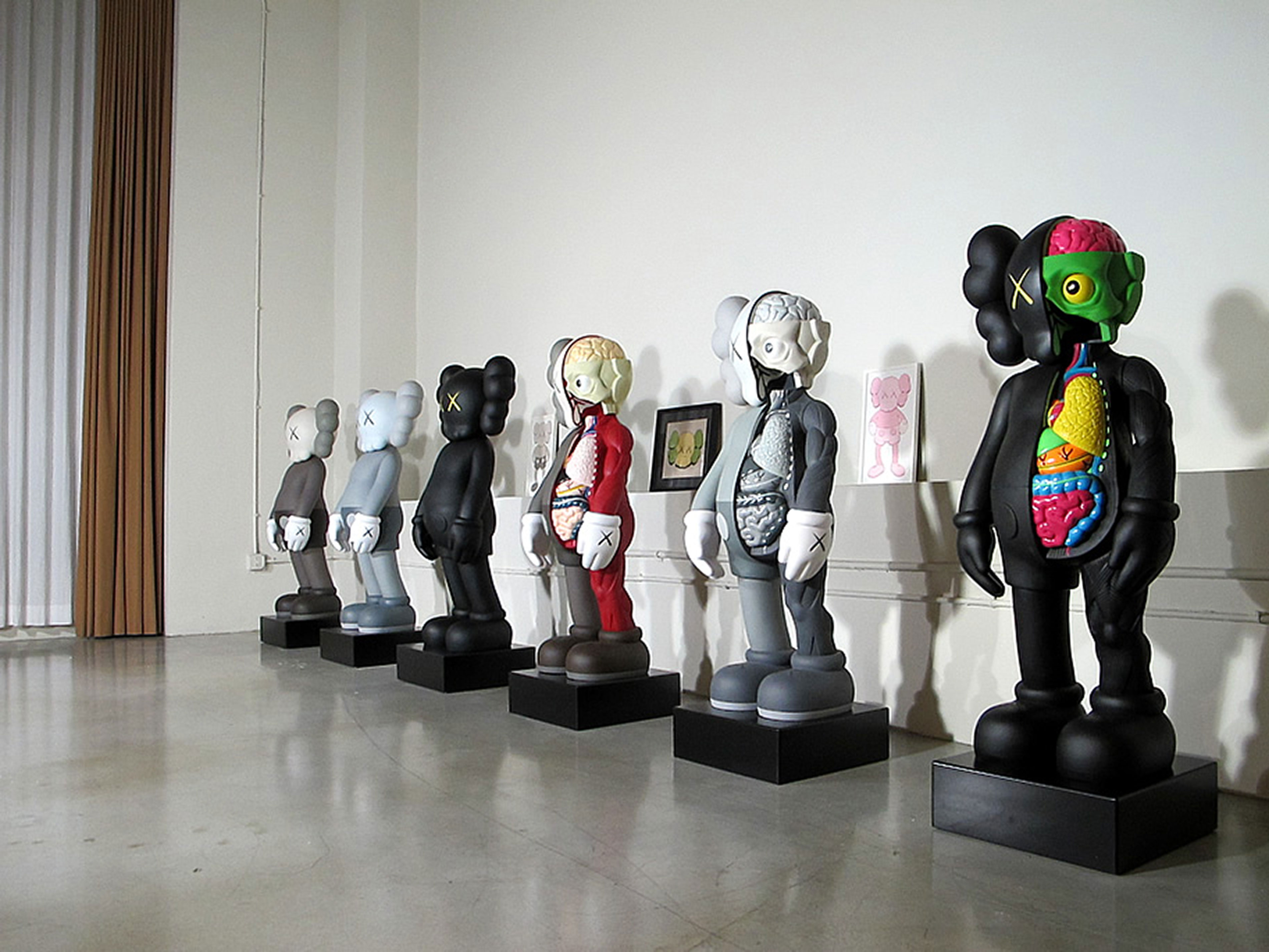 Игрушка статуя. Игрушки Contemporary Art KAWS. KAWS скульптура. Коллекция KAWS. Кавс художник.